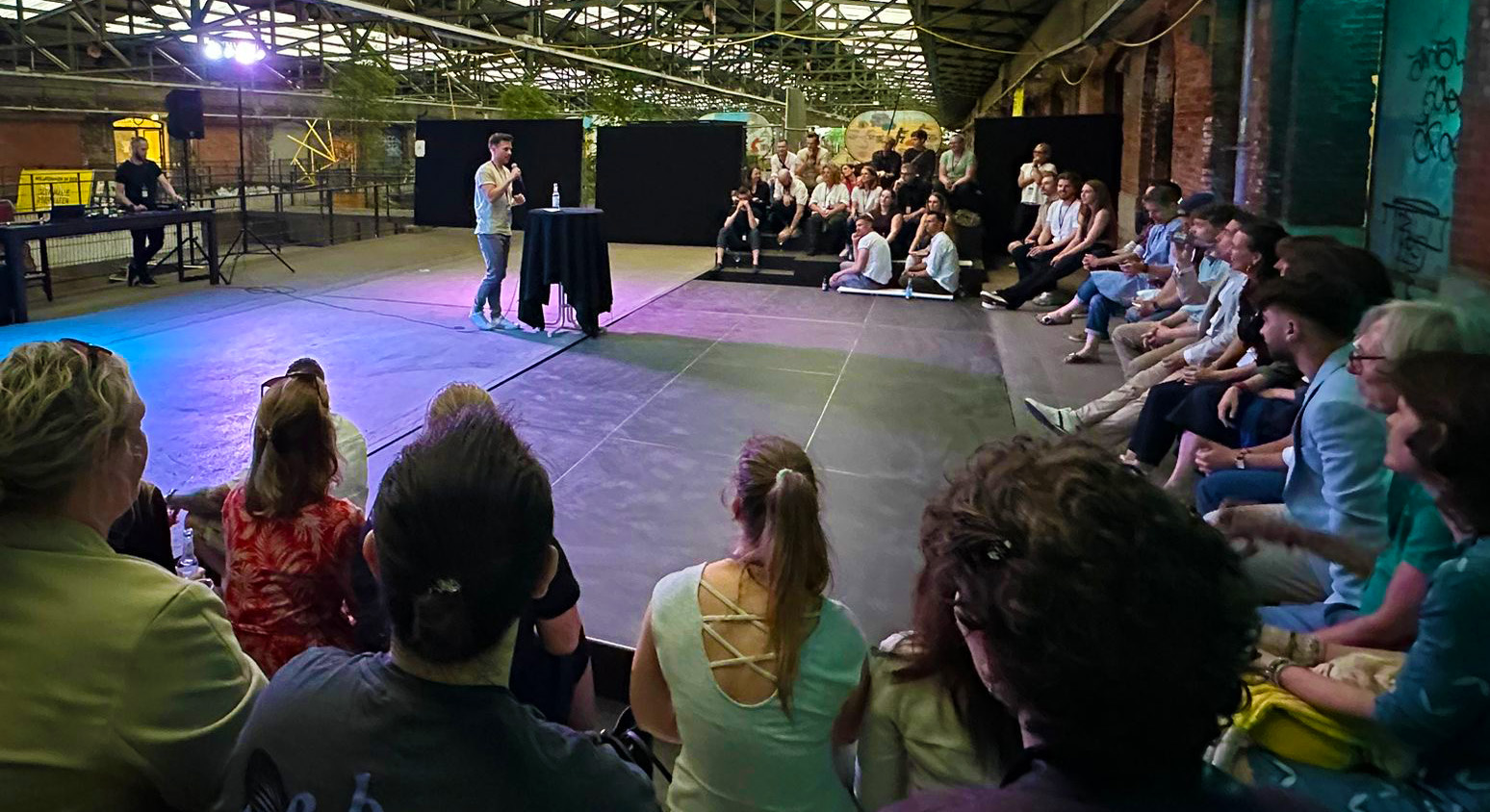 Teilnehmer:innen beim RUDEL.-Community-Event im Austausch – Workshop-Atmosphäre mit Vernetzung und Gesprächen
