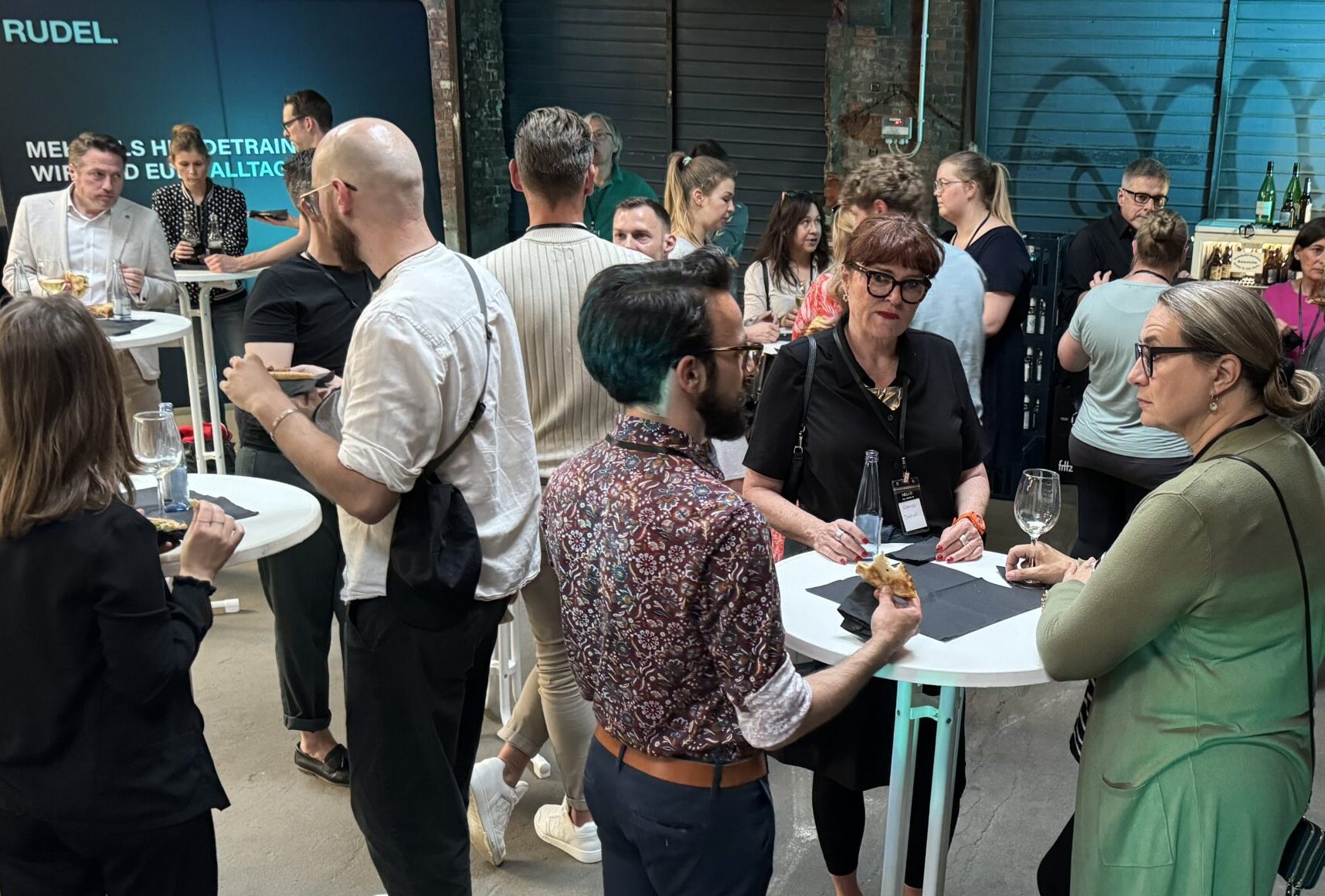 Teilnehmer:innen beim RUDEL.-Community-Event im Austausch – Workshop-Atmosphäre mit Vernetzung und Gesprächen