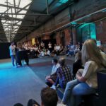 Teilnehmer:innen beim RUDEL.-Community-Event im Austausch – Workshop-Atmosphäre mit Vernetzung und Gesprächen