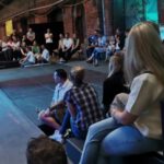 Teilnehmer:innen beim RUDEL.-Community-Event im Austausch – Workshop-Atmosphäre mit Vernetzung und Gesprächen