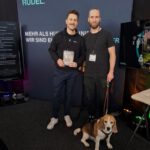 Die RUDEL.-Gründer Tim Matschkowski und Mario Rasch mit Beagle auf einem Event – Teamvorstellung der Hundetrainings-App