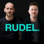 Podcast-Cover mit Hundetrainer Tim Matschkowski und Psychologe Nico Hees – RUDEL.-Podcast zu Verhalten von Mensch und Hund