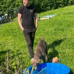 Hundetrainer und RUDEL.-Gründer Tim Matschkowski im Erkunden mit eigenem Hund Piet