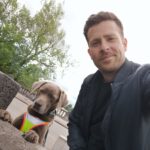 Hundetrainer und RUDEL.-Gründer Tim Matschkowski im Hundetraining mit eigenem Hund Piet