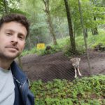 Hundetrainer und RUDEL.-Gründer Tim Matschkowski im Wildgehege zur Verhaltensbeobachtung von Hunden