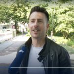 Hundetrainer und RUDEL.-Gründer Tim Matschkowski im TV-Interview mit dem NDR