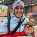 Teilnehmerin des Erste Hilfe am Hund RUDEL.-Workshops lacht während eines Testimonial-Videos
