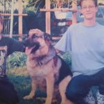 Hundetrainer und RUDEL.-Gründer Tim Matschkowski als Kind mit ersten Kontakten zu Hunden