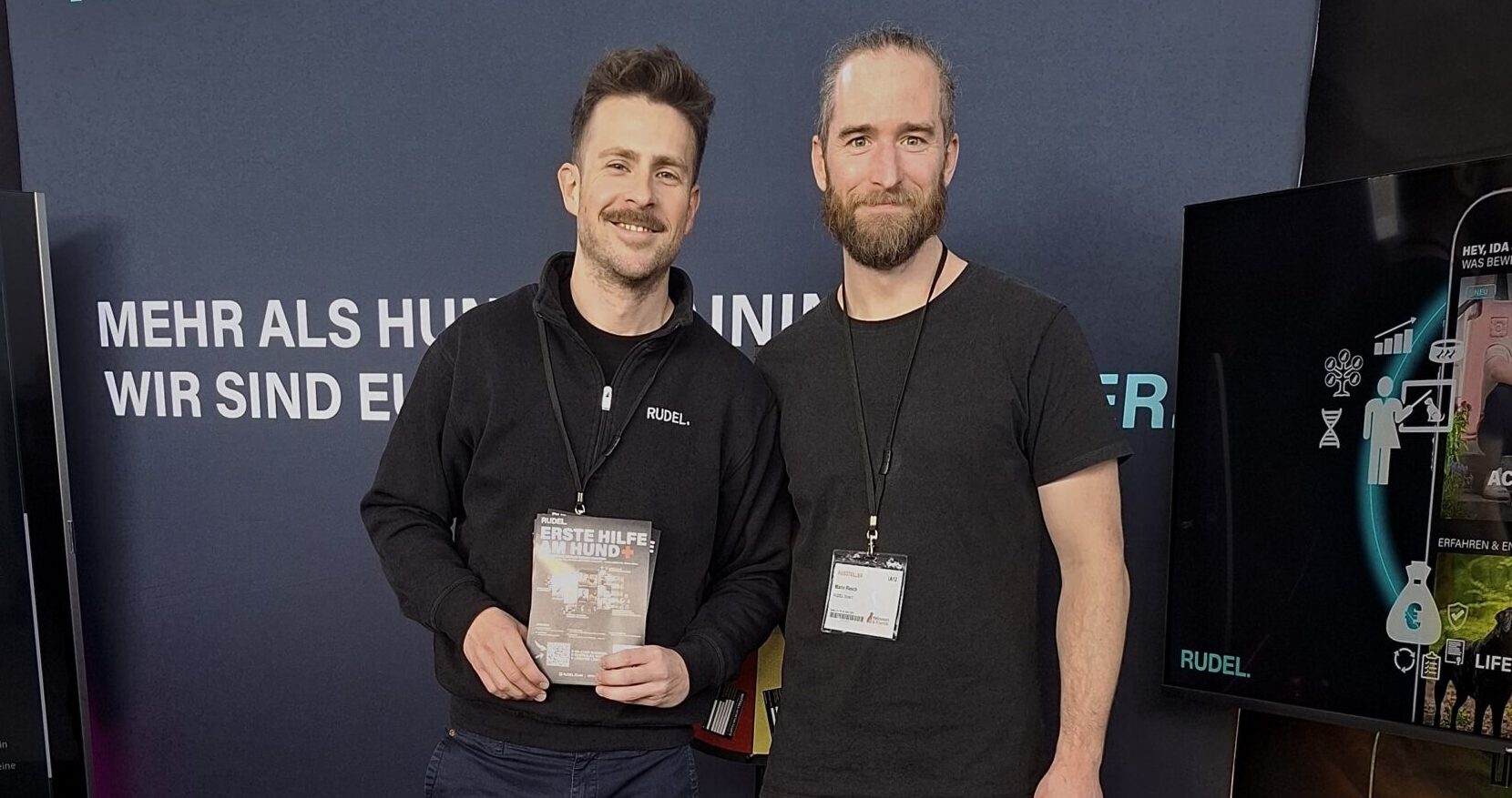 Die RUDEL.-Gründer Tim Matschkowski und Mario Rasch auf einem Event – Teamvorstellung der Hundetrainings-App