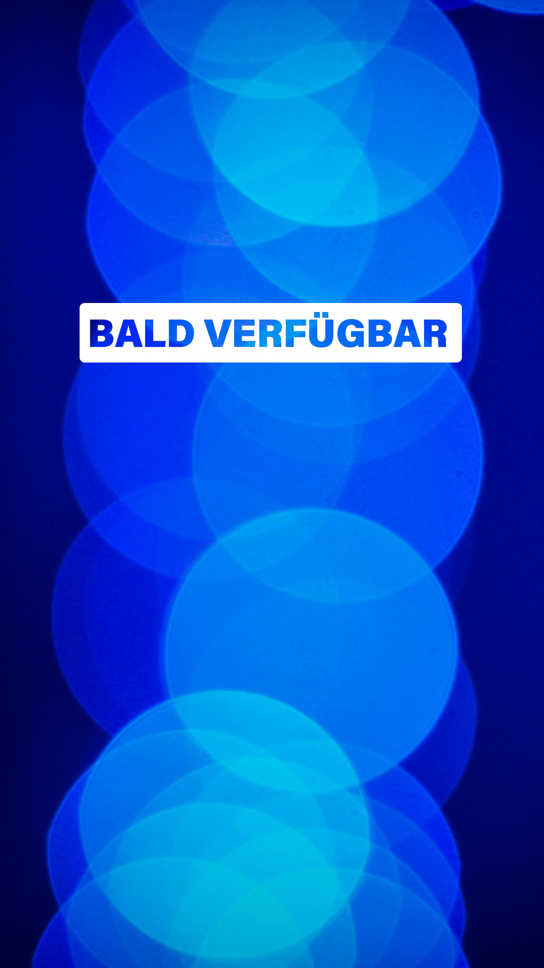 Blauer Hintergrund mit Lichtreflexen und der weißen Aufschrift ‚Bald verfügbar‘ – Ankündigung kommender Funktionen: Symptom Check Hund der RUDEL. App.