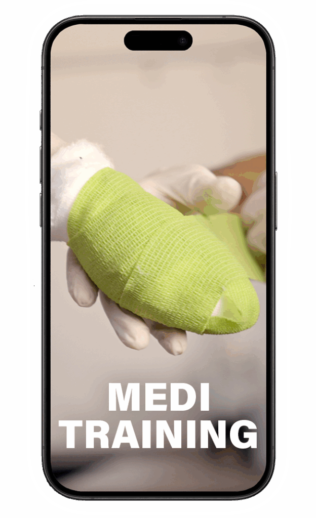 Smartphone-Mockup mit einer Nahaufnahme einer mit grünem Verband umwickelten Hundepfote, die von Händen mit weißen Handschuhen gehalten wird. Unten steht in weißer, fetter Schrift der Text ‚MEDI TRAINING‘.
