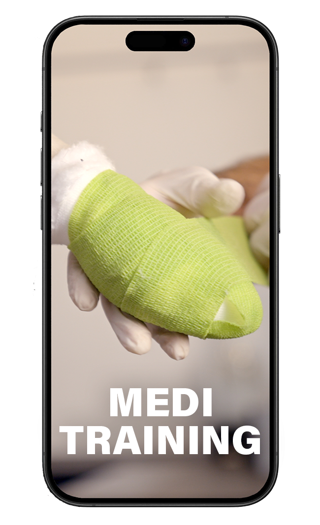 Smartphone-Mockup mit einer Nahaufnahme einer mit grünem Verband umwickelten Hundepfote, die von Händen mit weißen Handschuhen gehalten wird. Unten steht in weißer, fetter Schrift der Text ‚MEDI TRAINING‘.