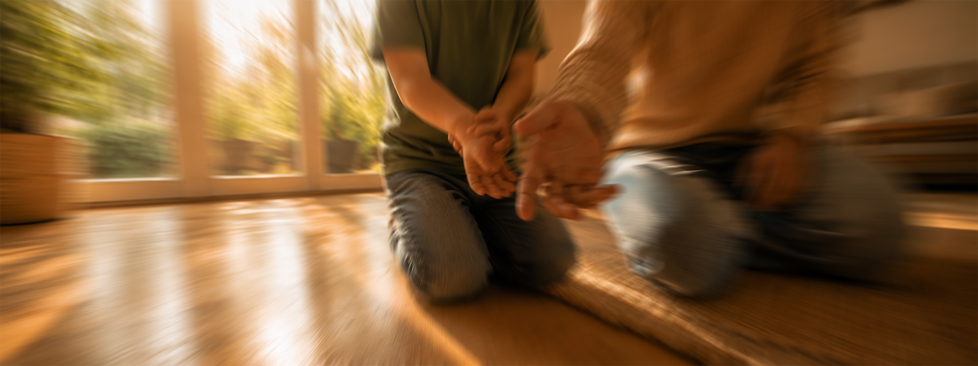 Welpe fokussiert beim Spielen die Hände des Kindes und will beißen