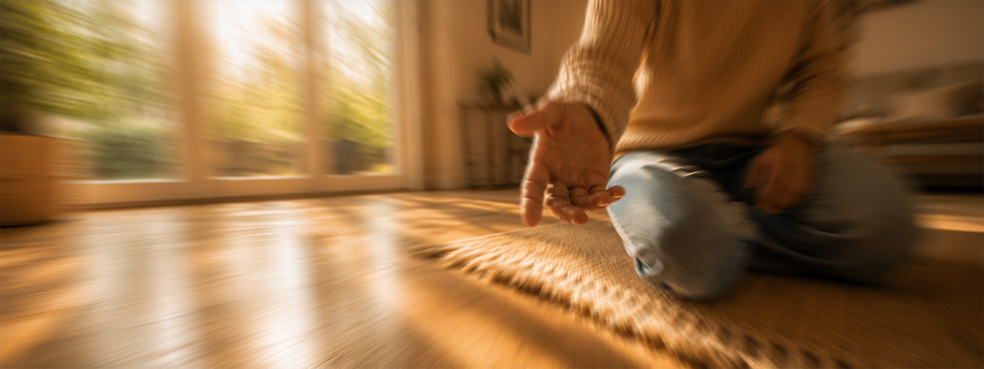 Welpe schnappt nach dem Spaziergang nach den Händen
