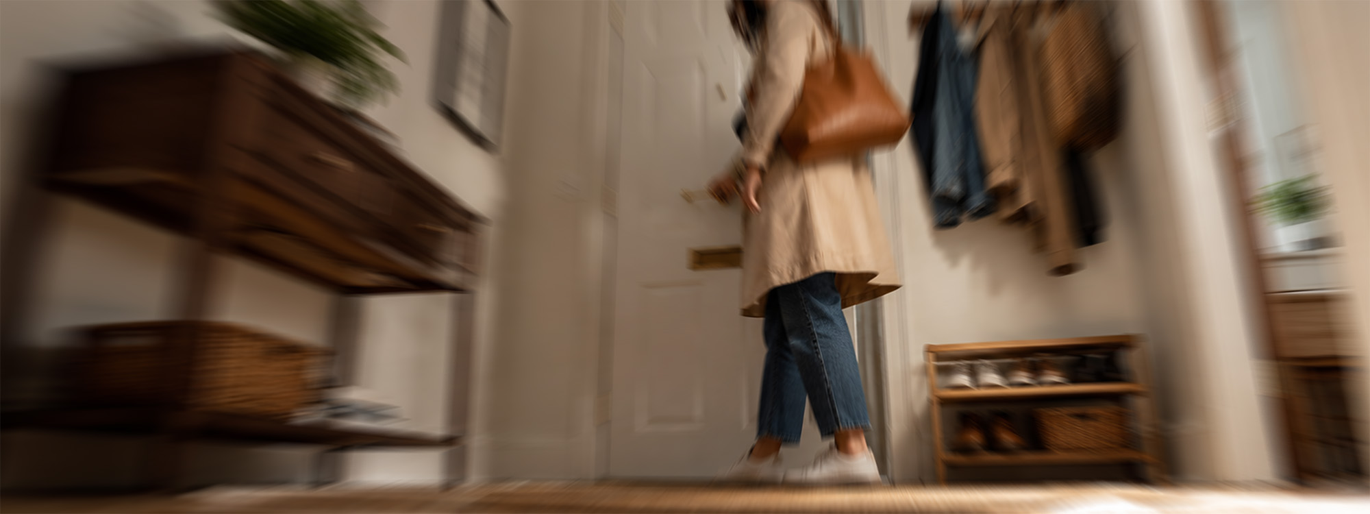Frau will Wohnung verlassen und wird vom Welpen beobachtet