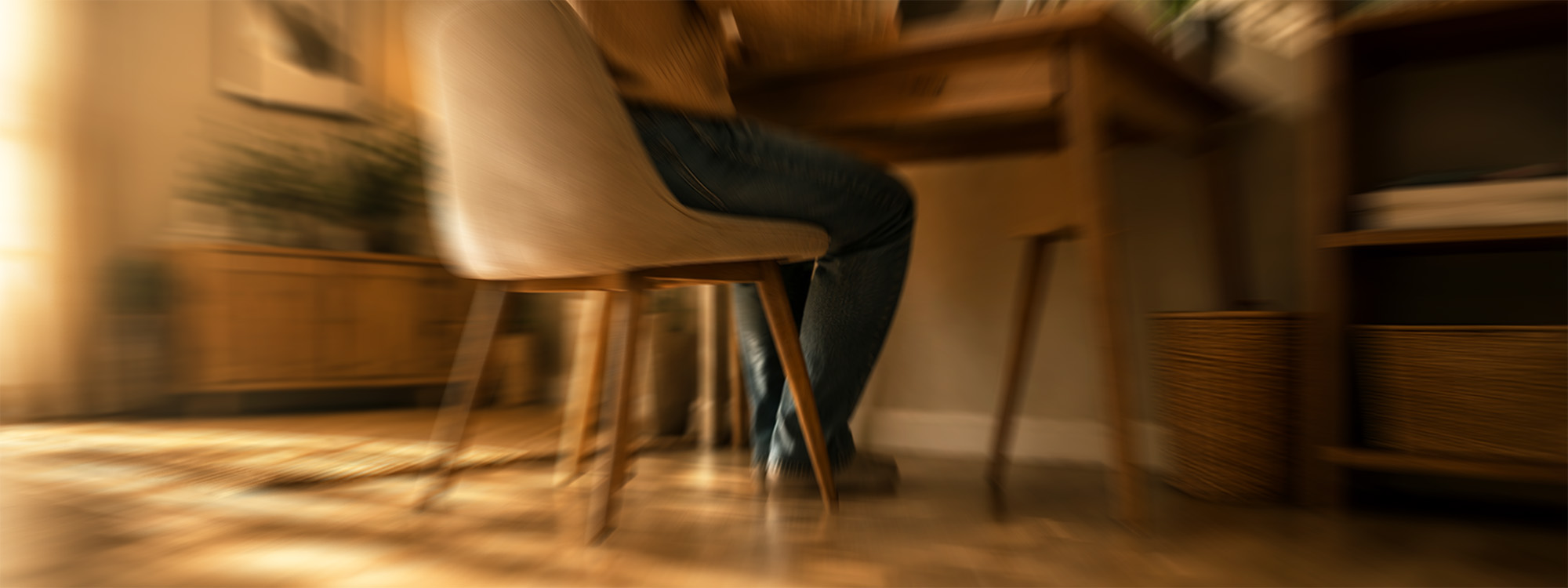 Welpen hat Menschen im Blick im Homeoffice und wird gleich beißen