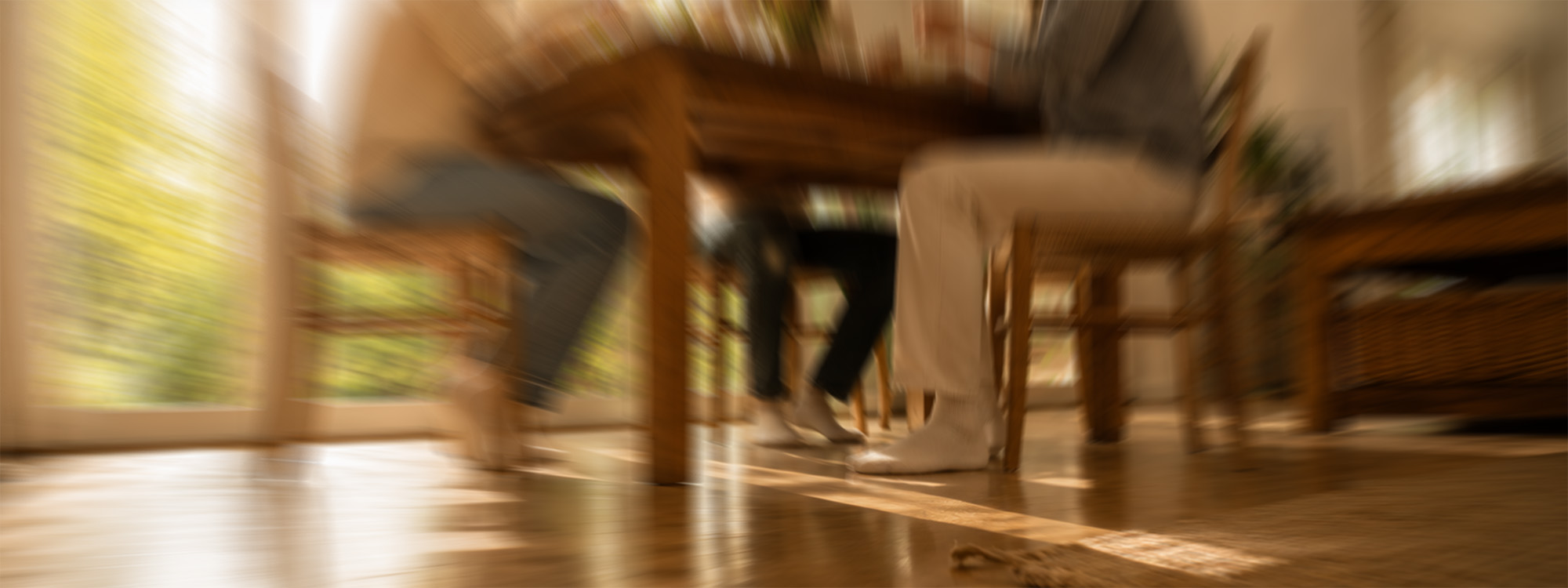 Welpe beißt beim Essen