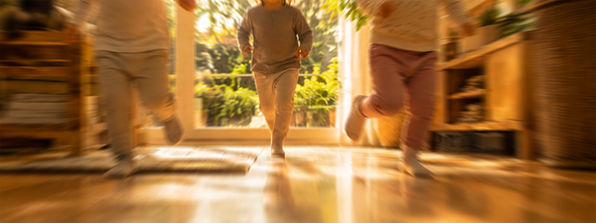 Kinder rennen auf Welpen zu im Wohnzimmer