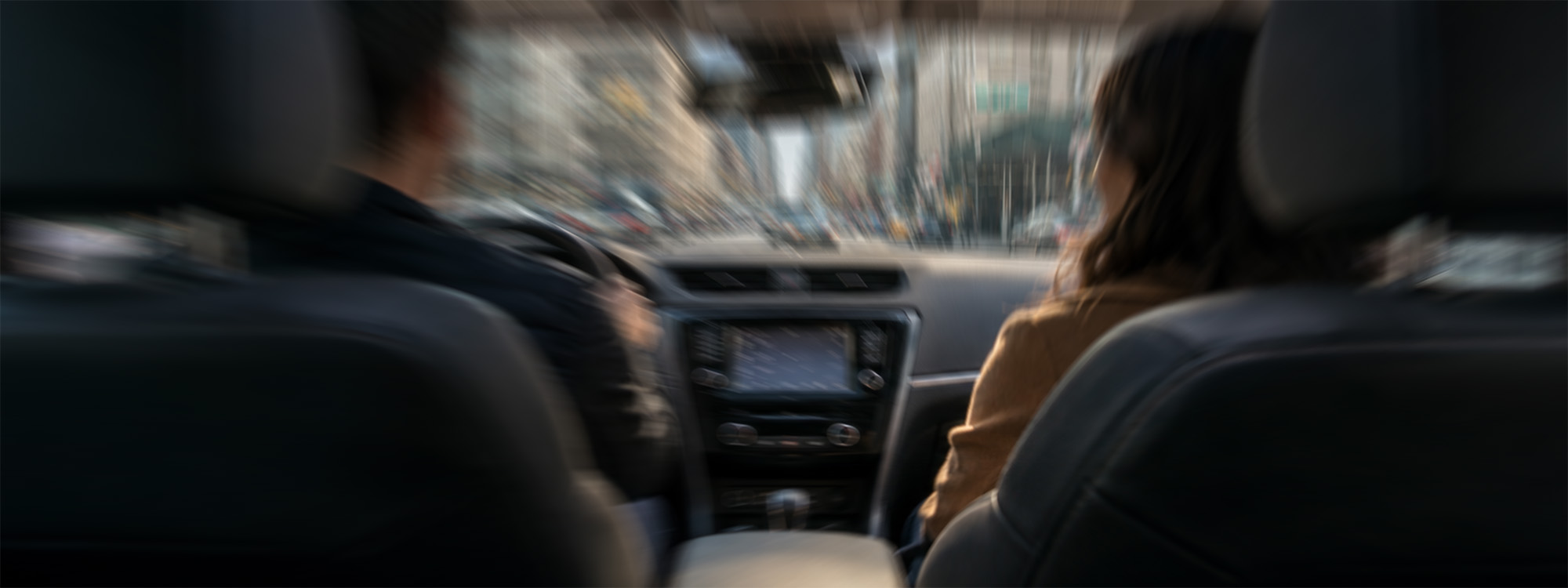 Welpe beißt beim Autofahren nach vorn